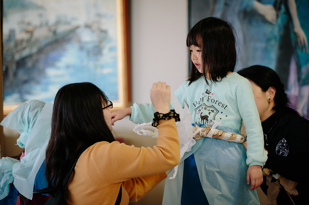 A Paper Planet production photo. A parent and child create and play together with tissue paper and tape. Photo: Ai Ueda